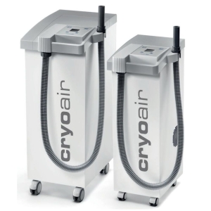 Cryo Air Mini – kompaktowe urządzenie do krioterapii miejscowej z przewodem zabiegowym na mobilnej podstawie.
