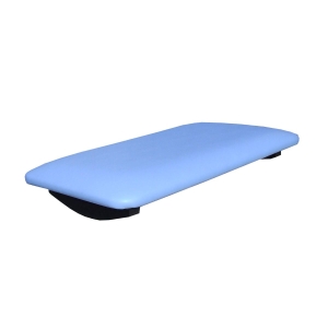 Duża deska równoważnia do terapii SI, wyściełana i umieszczona na stabilnej podstawie kołyskowej.