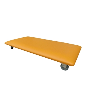 Deskorolka do terapii SI, wyściełana, umieszczona na czterech obrotowych kółkach.