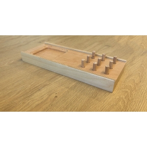 Drewniana tablica terapeutyczna z dziewięcioma kołkami do ćwiczeń manualnych.