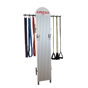 Kolumna Easy Core do treningu oporowego, z zawieszonymi taśmami i uchwytami.