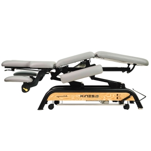 Elektryczny stół rehabilitacyjny MILTON MTA z wielosegmentowym leżyskiem w pozycji zgięciowej.