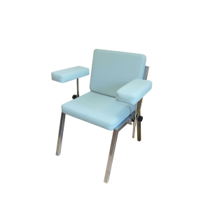 Fotel KF2 do pobierania krwi z regulowanymi podłokietnikami i stalową ramą.