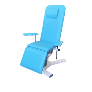 Fotel zabiegowy FZ-K z regulowanym oparciem, podłokietnikami i wysuwanym segmentem podnóżka.