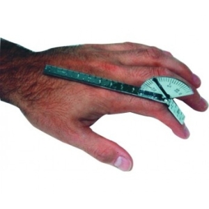 Goniometr palcowy 3” (150°) krótki podczas pomiaru ruchu palców dłoni.