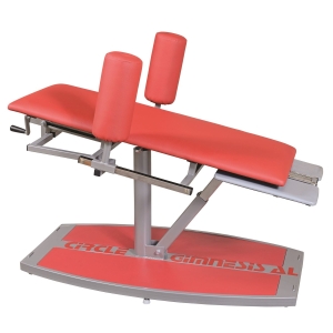 Gymnesis Circle AL – urządzenie do treningu obwodowego, widok ogólny z czerwoną tapicerką.