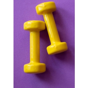 Para żółtych hantli do ćwiczeń, umieszczona na fioletowej macie treningowej.