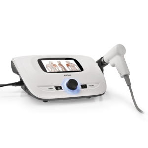 Aparat Impactis M+ do terapii falą uderzeniową, z ekranem dotykowym i aplikatorem zabiegowym.