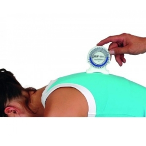 Inklinometr mechaniczny BASELINE używany do pomiaru zakresu ruchu kręgosłupa u pacjenta.