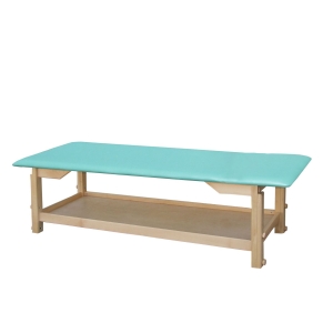 Leżanka drewniana ROMA BO w kolorze buk z miękką, miętową tapicerką i półką dolną.