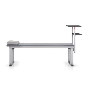 Leżanka pola magnetycznego PhysioMG z prostą powierzchnią zabiegową i bocznym uchwytem.