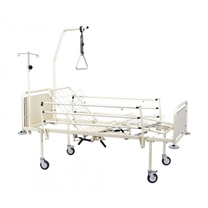 Łóżko rehabilitacyjne A-4 3SG z barierkami, wysięgnikiem i regulacją segmentów leża na kółkach.