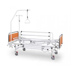 Łóżko rehabilitacyjne A-4 G z regulacją segmentów, wyposażone w wysięgnik i barierki boczne.