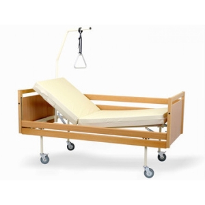 Łóżko rehabilitacyjne A-4 w obudowie drewnianej z regulacją oparcia i wysięgnikiem do podciągania.