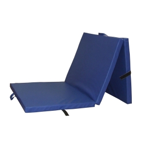 Trzyczęściowy materac gimnastyczny składany, przeznaczony do ćwiczeń i rehabilitacji.