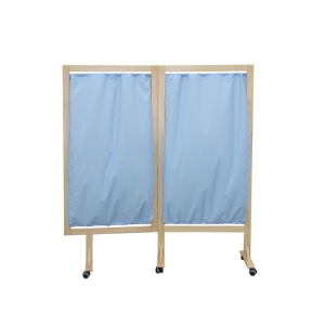 Drewniany parawan rehabilitacyjny dwuczęściowy z niebieską zasłoną, na kółkach.