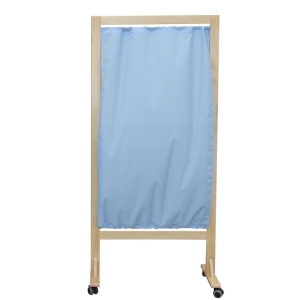 Drewniany parawan rehabilitacyjny jednoczęściowy z niebieską zasłoną, na kółkach.