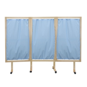 Drewniany parawan rehabilitacyjny trzyczęściowy z niebieskimi zasłonami, na kółkach.
