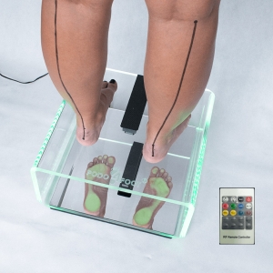 Podoskop diagnostyczny RGB z kamerą FullHD, prezentujący odbicie stóp na podświetlanej płycie.