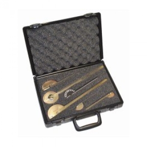 Profesjonalny zestaw metalowych goniometrów w etui do pomiaru zakresu ruchu stawów.