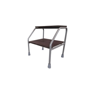 Schodek metalowy podwójny z dwoma stopniami, konstrukcja stalowa z ciemnymi platformami.