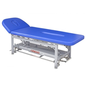 Stół rehabilitacyjny PRO 2 KINESIS z niebieską tapicerką i regulowaną sekcją zagłówka.