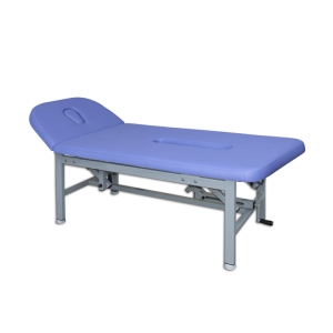 Stół rehabilitacyjny SR-R2 z niebieską tapicerką, regulowany zagłówek i otwór na twarz, widok pod kątem.