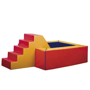 Suchy basen z miękkimi, kolorowymi elementami i schodkami, przeznaczony do zabawy i terapii dzieci.