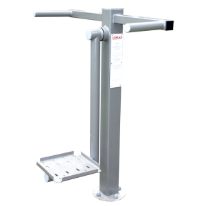 Surfer – urządzenie treningowe do ćwiczeń równowagi i skrętów tułowia, stalowa konstrukcja do montażu zewnętrznego.