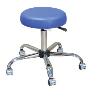 Taboret lekarski CH2 z kółkami, z regulowaną wysokością i niebieskim siedziskiem na chromowanej podstawie.