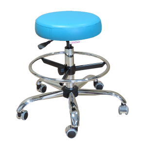 Taboret lekarski CH3 z kółkami i podnóżkiem, z regulacją wysokości i turkusowym siedziskiem.