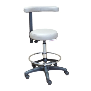 Taboret lekarski PL4 z kółkami, podnóżkiem i oparciem, z jasną tapicerką i regulacją wysokości.