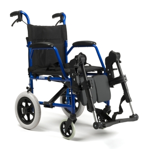 Wózek inwalidzki BOBBY z niebieską ramą, podnóżkami i dużymi kołami tylnymi.