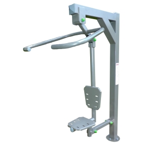 Wyciąg górny KINESIS z uchwytami i regulowanym siedziskiem do ćwiczeń wzmacniających.