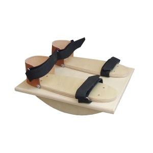 Wycinek walca WW-S z sandałami i pasami do ćwiczeń równoważnych.