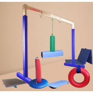 Zestaw M do integracji sensomotorycznej z konstrukcją nośną i podwieszanymi akcesoriami terapeutycznymi.