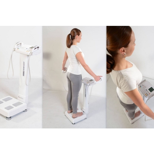 Analizator składu ciała ACCUNIQ BC310 z osobą stojącą na platformie.