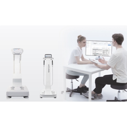 Analizator składu ciała ACCUNIQ BC380 opcja white w gabinecie podczas konsultacji.