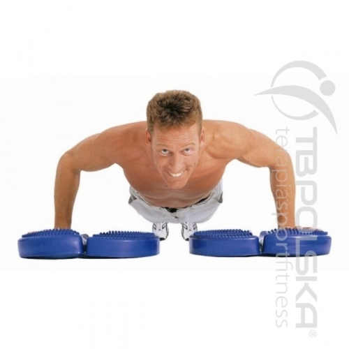 Aero Step trener równowagi używany podczas ćwiczenia w podporze przodem.