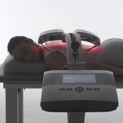 Aplikator płaski CP umieszczony na statywie podczas zabiegu.