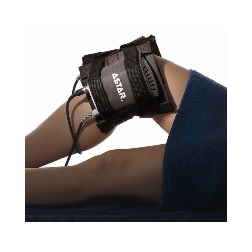 Aplikator płaski pola magnetycznego CPE2 zamocowany na nodze pacjentki.