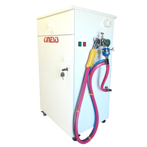 AquaPompa widok z boku z wężami i panelem sterującym.