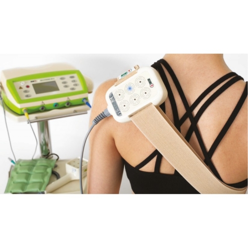 Automatyczna głowica ultradźwiękowa SUP-6 zamocowana na ramieniu pacjenta podczas zabiegu terapeutycznego.