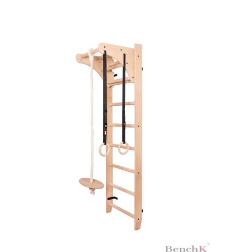 Drabinka BenchK z bukowym podestem, przeznaczona do ćwiczeń i terapii ruchowej.