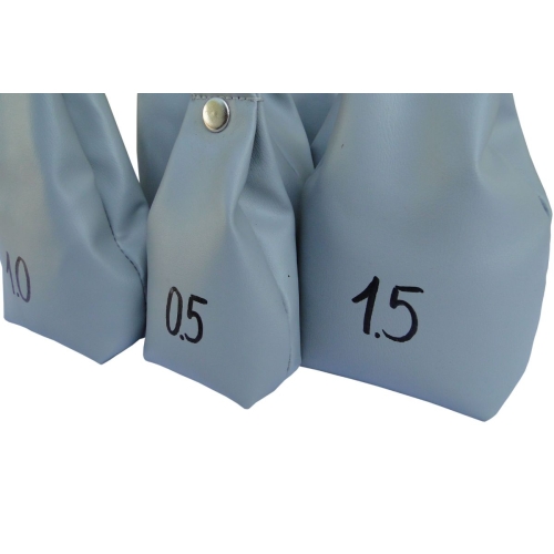 Miękkie ciężarki rehabilitacyjne z oznaczeniem masy 0,5–1,5 kg w zbliżeniu.