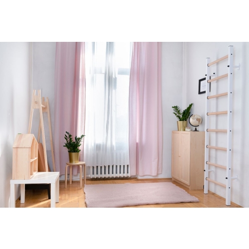 Drabinka BenchK zamontowana w jasnym pokoju dziecięcym, biała rama i bukowe szczeble.