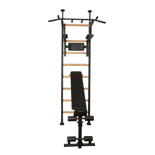 Drabinka BenchK 521B z czarną ramą, bukowymi szczeblami i ławką treningową zamontowaną na froncie.