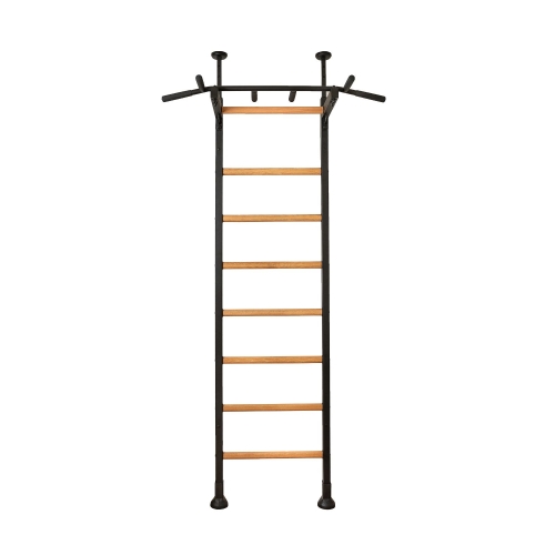 Drabinka gimnastyczna BenchK 521B z drążkiem do podciągania w czarnej ramie i bukowymi szczeblami.