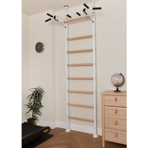 Drabinka BenchK 521W w jasnym wnętrzu, zamontowana między podłogą a sufitem.