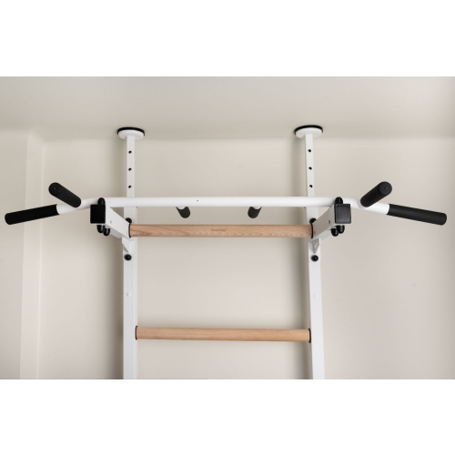 Zbliżenie na drążek do podciągania drabinki BenchK 521W i mocowanie do sufitu.